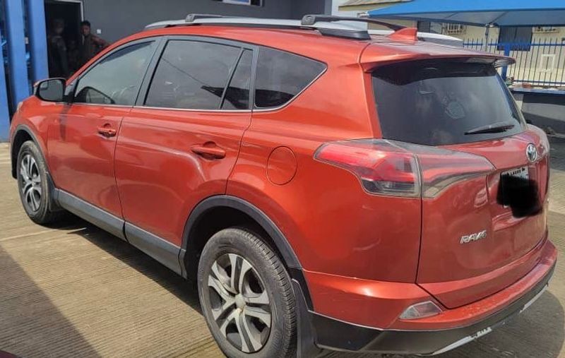 Thumbnail 4 of 2017 Toyota RAV4